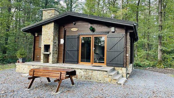 Chalet für 4 Personen im Ferienpark Village de Vacances Oignies in Viroinval, Parc Naturel Viroin Hermeton