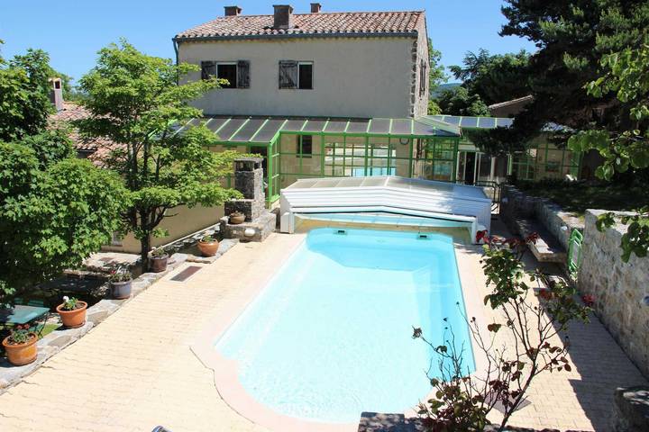Gîte pour 5 personnes, avec Terrasse ainsi que Jardin et Piscine