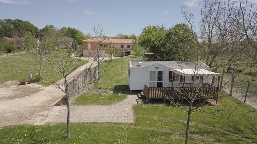 Mobil home pour 6 personnes, avec terrasse à Celles