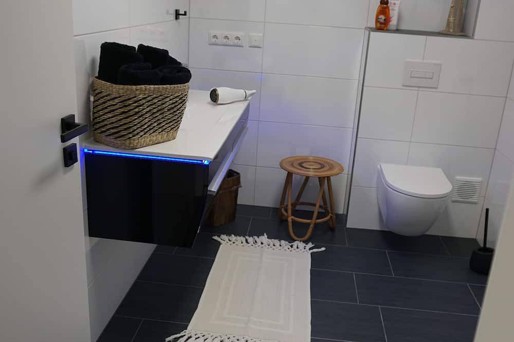 Ganze Wohnung, Ferienhaus mit 6 Apartments, Terrasse und Blick auf den Stausee in Saaldorf, Bad Lobenstein