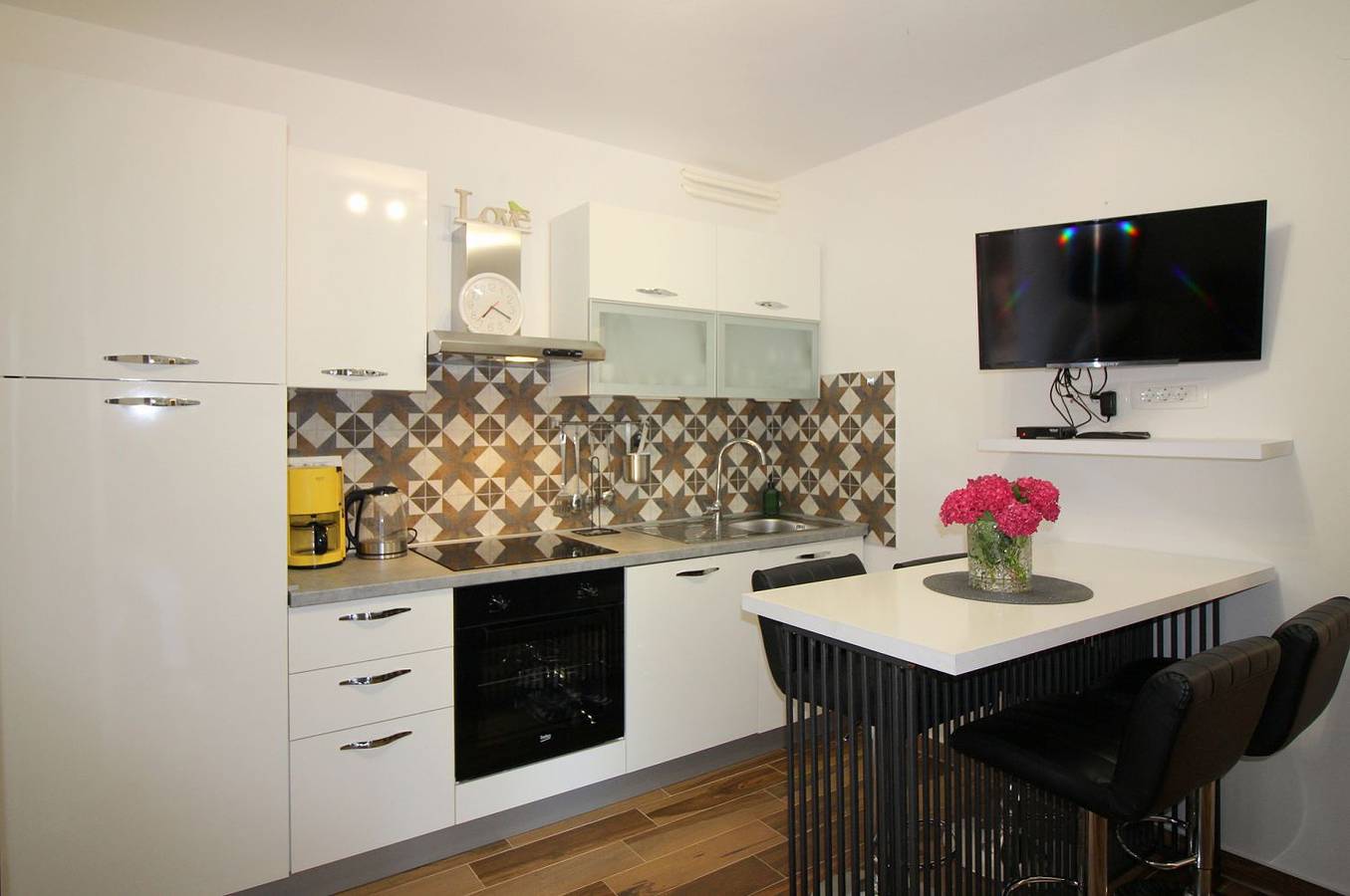 Ganze Wohnung, Hundefreundliches Apartment nur 250 Meter zum Strand mit mediterranem Garten in Mali Maj, Poreč