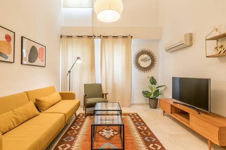 Entire apartment, Apartment 'Dumonde' with Wi-Fi and Air Conditioning in Casco Antiguo, Sevilla