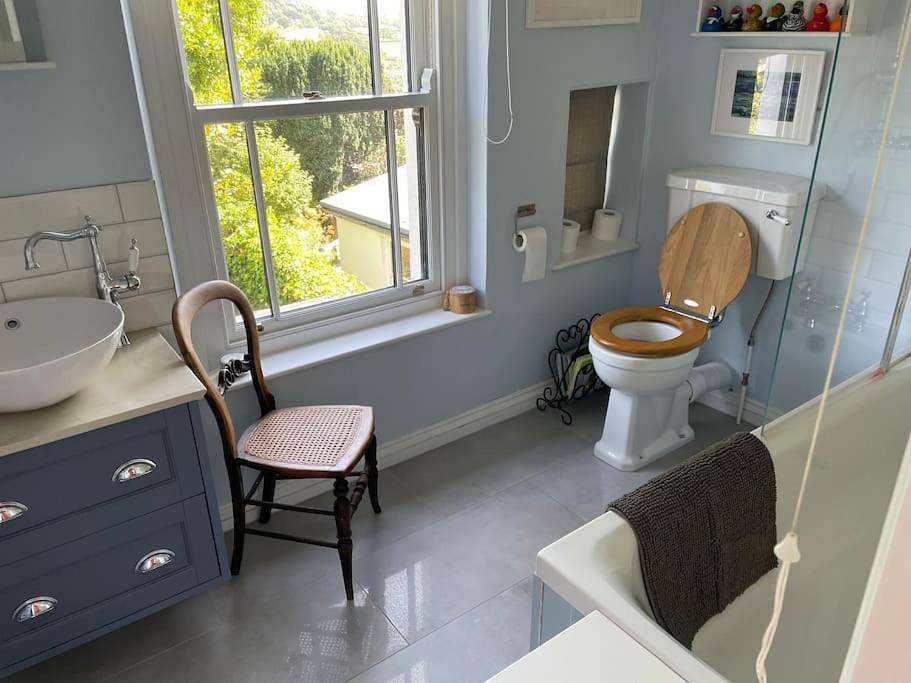Lovely Charmouth cottage with log fire & garden close to beach in Charmouth, Dorset