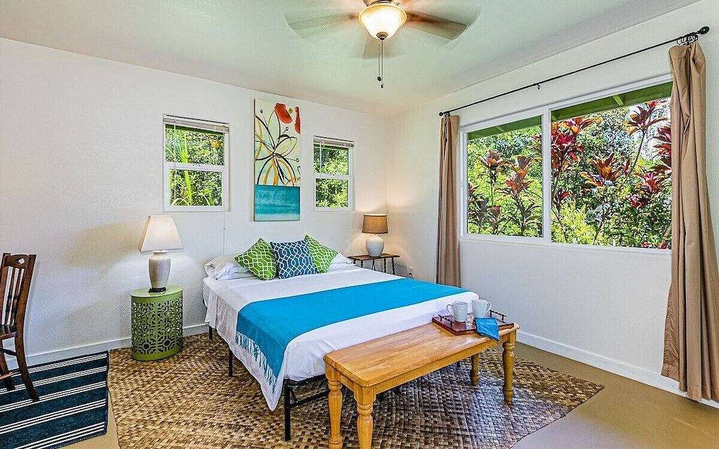 Jungle Bungalow - A lovely space to stay for island fun! in Hawaiian Paradise Park, East Puna