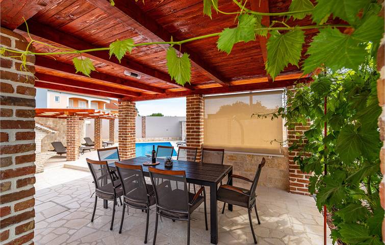 Geräumige 2-Zimmer-Wohnung mit Pool, WLAN und Terrasse! in Pridraga, Zadar