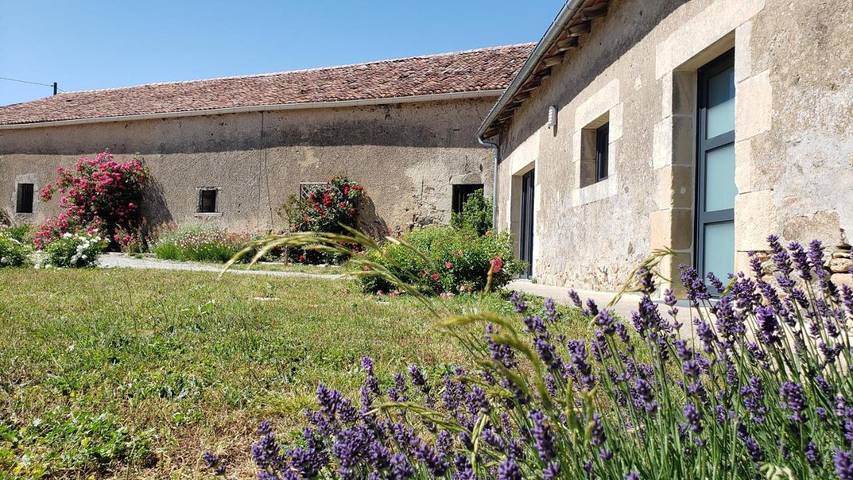Gîte pour 4 personnes, avec jardin ainsi que vue et vue sur le lac, animaux acceptés à Le Vigeant