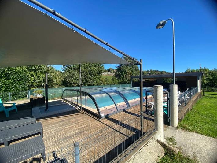 Location de vacances pour 12 personnes, avec vue ainsi que piscine et jardin à Saint-Symphorien-de-Thénières