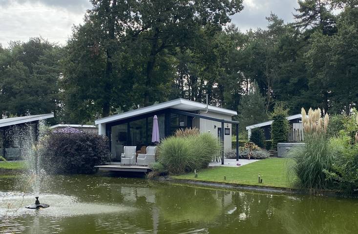 Lodge für 5 Personen, mit Garten und Whirlpool - 1