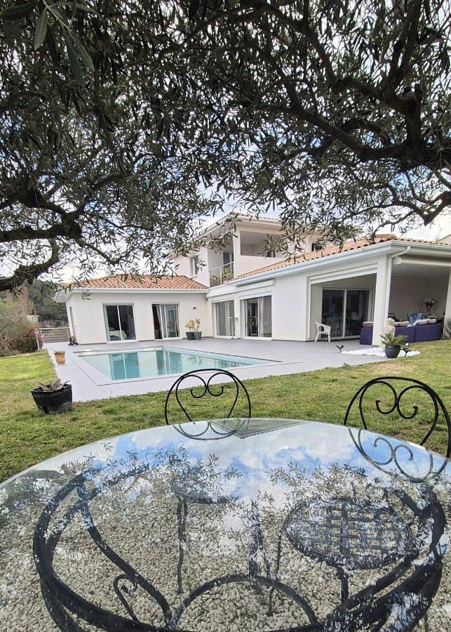 Villa pour 15 personnes, avec vue ainsi que piscine et jardin