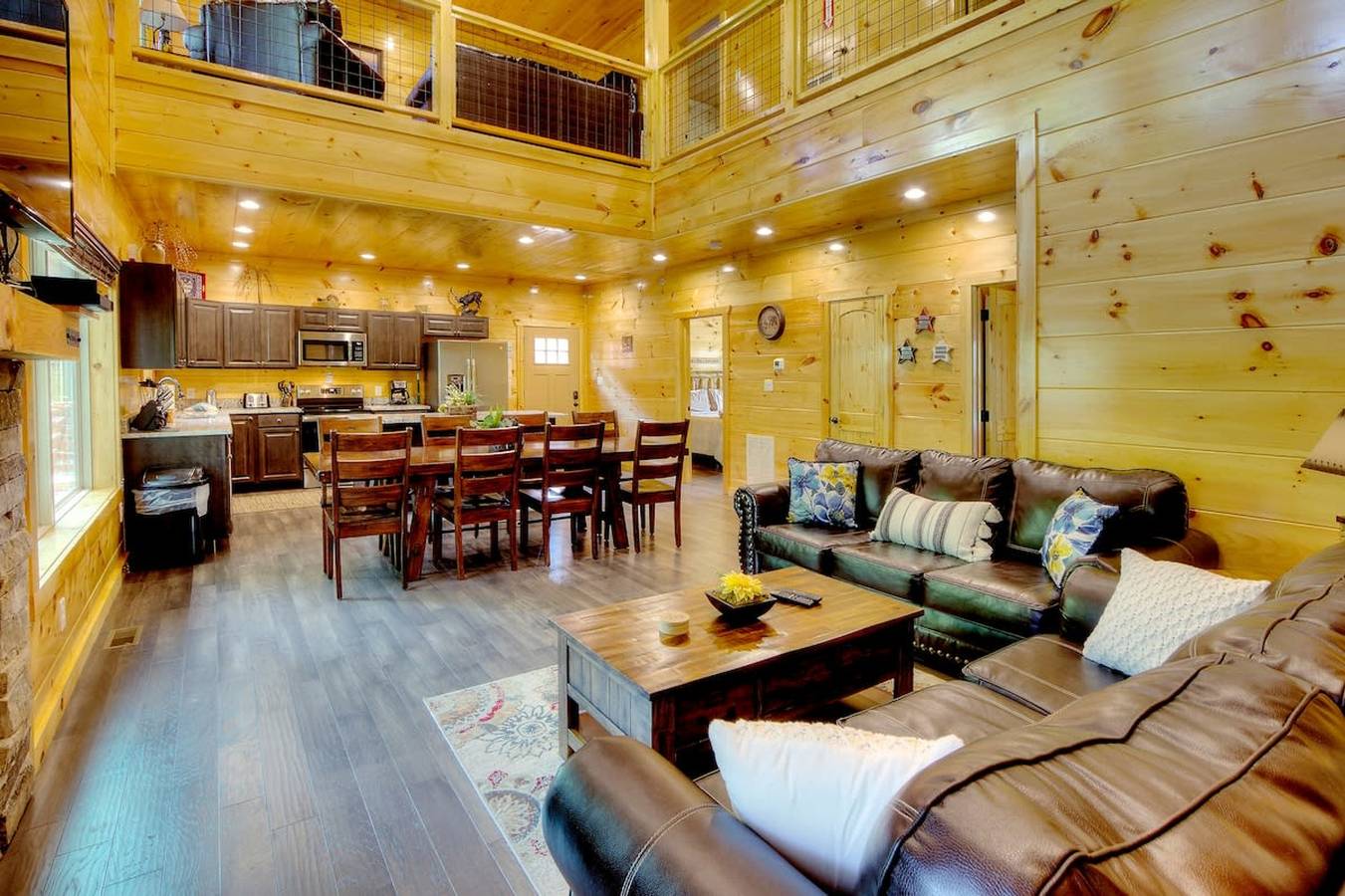 5 Master Suites! 5/6bath Cabin 5 min to Gsmnp! in Gatlinburg, Sevier County