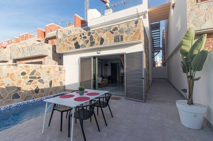 Chalet para 6 personas, con jacuzzi además de balcón y jardín en Los Alcázares