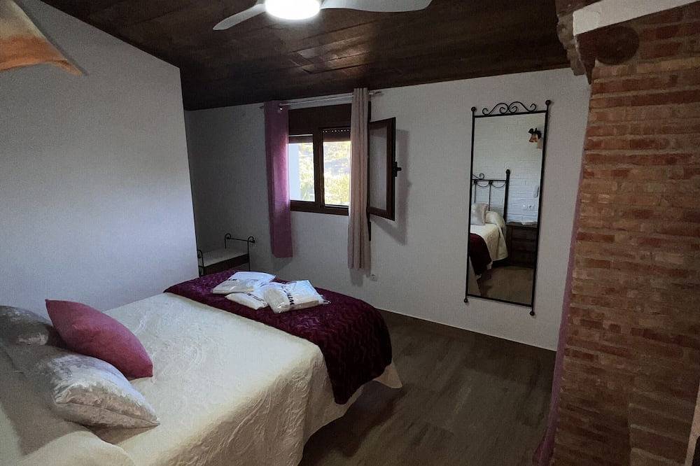 Casa rural independiente con vistas a la Sierra de Cazorla, hasta 14 personas in El Almicerán, Cazorla