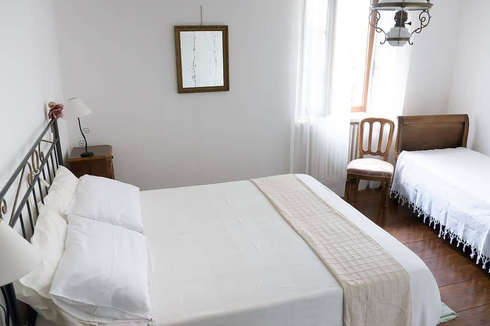 Altes Wohnhaus in einem historischen Dorf zwischen Gardasee und Baldo in Caprino Veronese, Gardasee-Berge