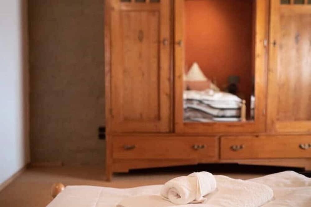 Ganze Wohnung, Wohnen im Schloss - \" Schloss Seehaus\" - Ferienwohnung 2. Og - mit 106qm in Markt Nordheim, Fränkisches Weinland