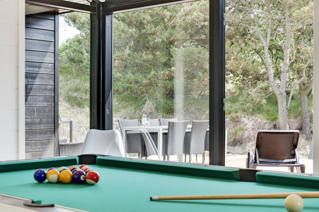 Auf einem Dünengrundstück gelegenes Ferienhaus mit hohen Decken in Henne, Varde