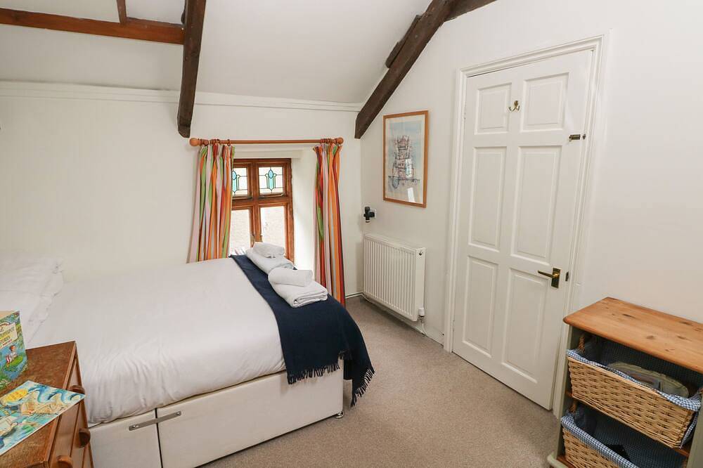 Pant Y Ffynnon, pet friendly, character holiday cottage in St Davids in Trefin, Pembrokeshire