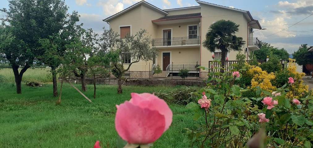 Gîte pour 3 personnes, avec balcon ainsi que jardin et vue, animaux acceptés à Aquino (homonymie)