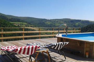 Gîte pour 9 personnes, avec terrasse et jardin à Rochepaule