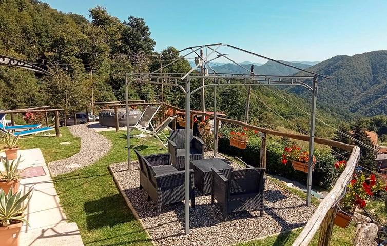 Accogliente rifugio urbano con parcheggio, giardino e WiFi in Stazzema, Riviera Toscana