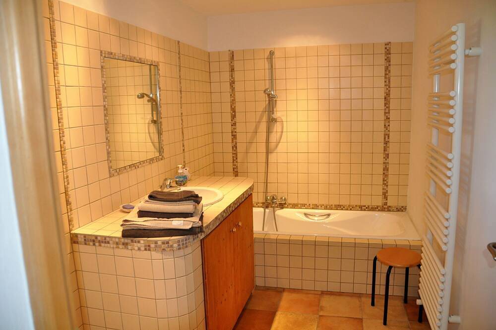Geheel appartement, 3-zi.-whg. in 2-familienhaus mit Beheizbarem Pool und Bouleplatz in Tourrettes-sur-Loup, Cannes regio