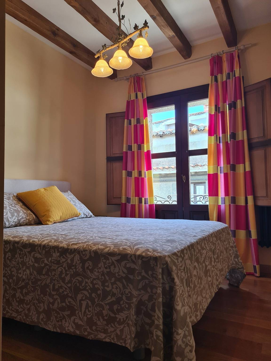 Chalet 'Tu Capricho' with Mountain View, Wi-Fi and Air Conditioning in Piedralaves, Ávila Region