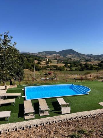 Location de vacances pour 3 personnes, avec piscine ainsi que vue et jardin, animaux acceptés à Fabriano