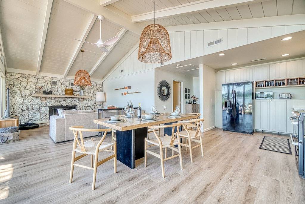 Romantic lakefront, hot tub under the stars, huge deck & private dock in California North Coast