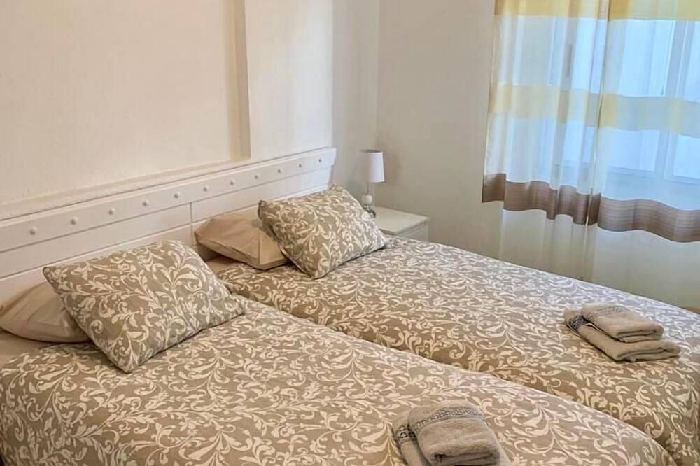 Entire apartment, Apartment by the Beach. Vv license in Playa Puerto Colón, Adeje