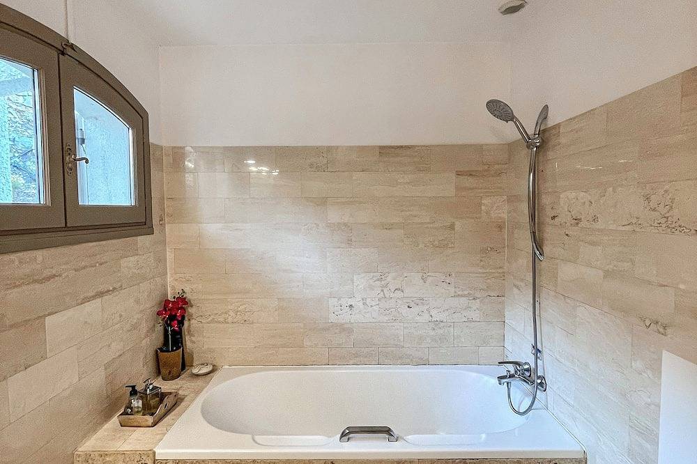 Villa in Provence: Hollyday, Week End with friends, meetings: close to Marseille in Velaux, Aix-en-Provence region