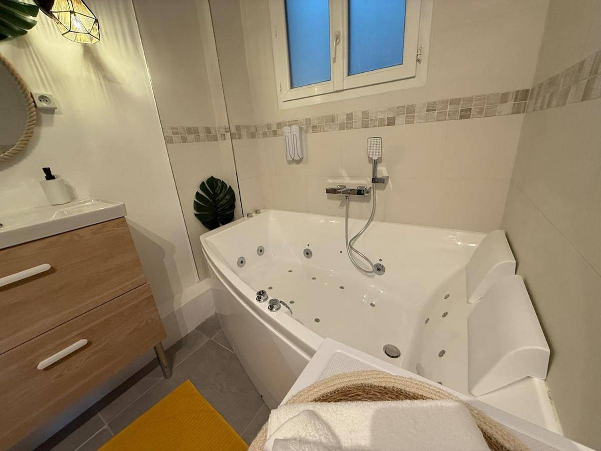 Appartement entier, Two-Bedroom Apartment in Neuilly-sur-Marne, Seine-Saint-Denis