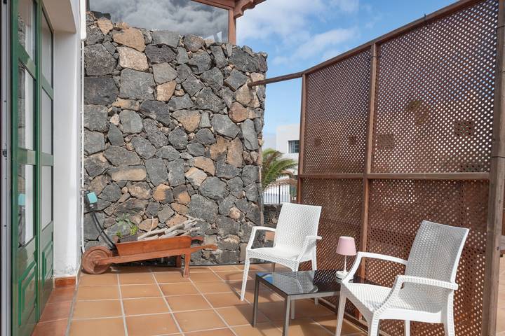 Entire apartment, Junior Suite with Garden View for Mountain Holidays, Wi-Fi and Air Conditioning in Yaiza, Timanfaya National Park