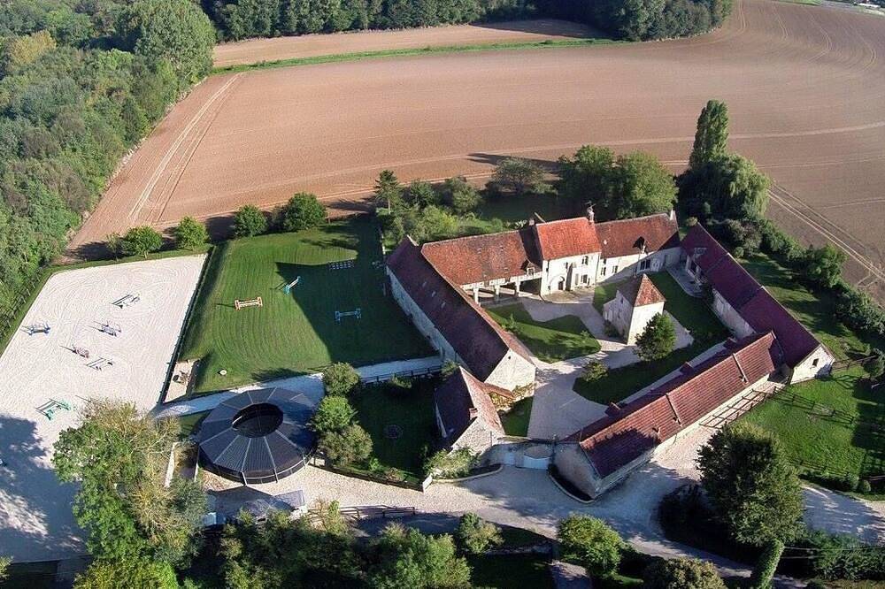 Maison de campagne chic au cœur d’un manoir du 13è siècle et d’une écurie de Cso in Ully-Saint-Georges, Oise