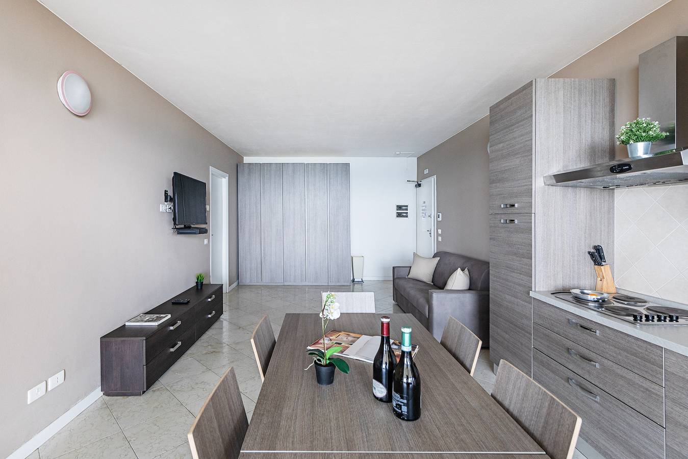 Ganze Wohnung, Residenza Miralago with pool - Two-bedroom with terrace in Desenzano del Garda, Gardasee-Berge