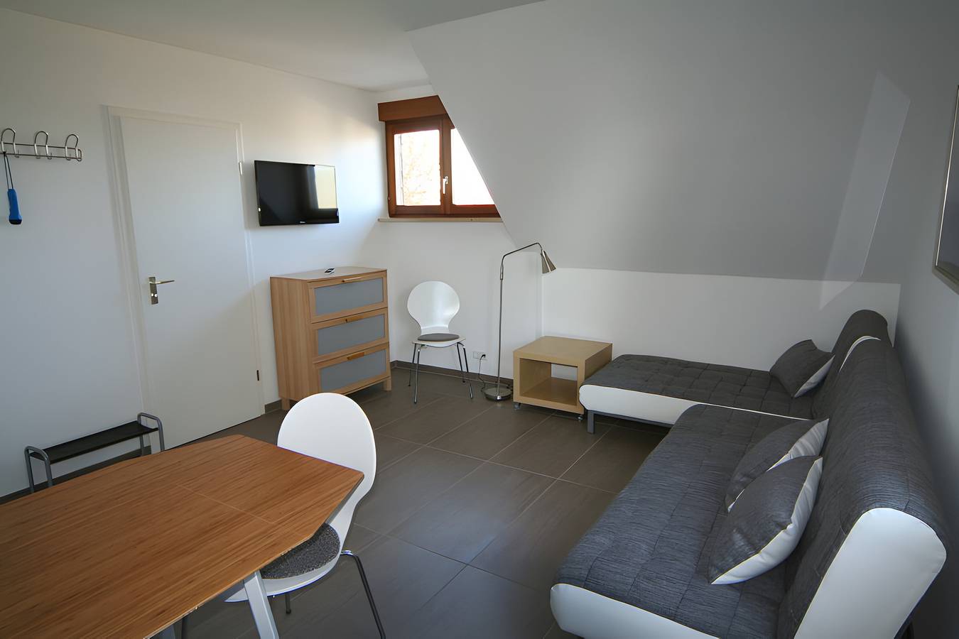 Ganze Wohnung, Apartment 'Kajüte Ohne Balkon' mit Seeblick, gemeinsamer Terrasse und Wlan in Moos, Untersee