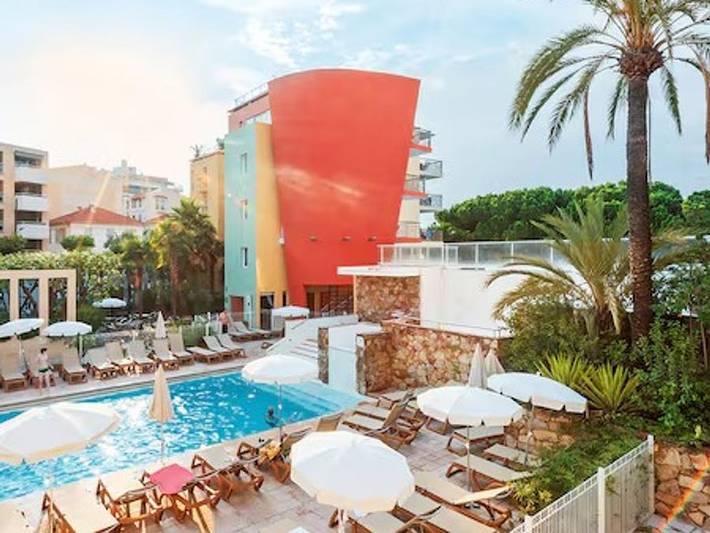 Camping pour 4 personnes, avec Balcon/Terrasse ainsi que Jacuzzi et Piscine