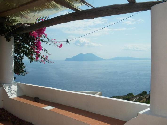 Gîte pour 4 personnes, avec Balcon et Terrasse ainsi que Jardin et Vue à Filicudi