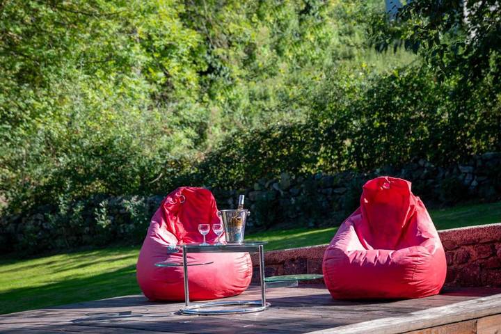 Location de vacances pour 15 personnes, avec jardin ainsi que vue et piscine à Saint-Marcel-d'Urfé - 2