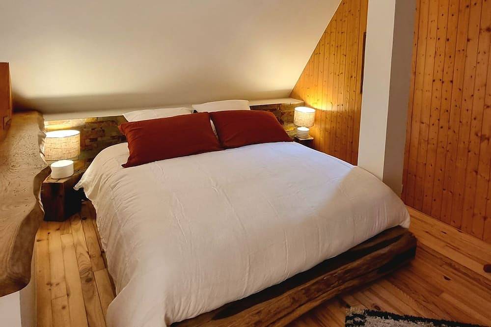 Atypical house for 2 with private jacuzzi in Saint-Pierre-de-Chartreuse, Isère