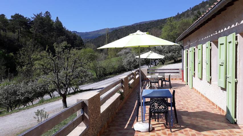 Casa vacanze "Gîtes Clos La Roche" con vista montagna in Saint-Nazaire-le-Désert, Die e dintorni