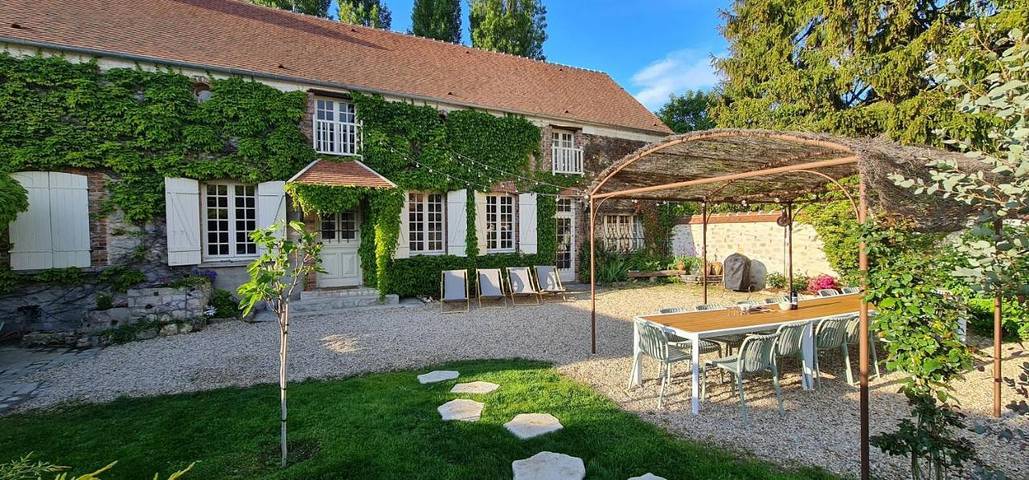 Gîte pour 15 personnes, avec jardin ainsi que terrasse et jacuzzi à Ville-Saint-Jacques