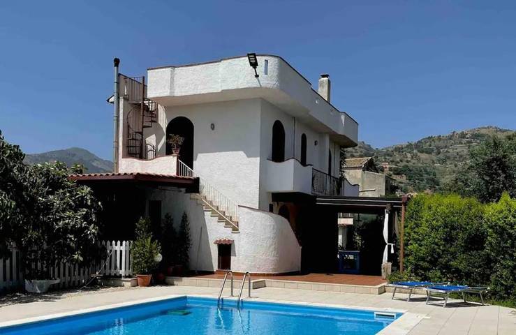 Ferienwohnung für 4 Personen, mit Balkon und Terrasse sowie Garten und Pool