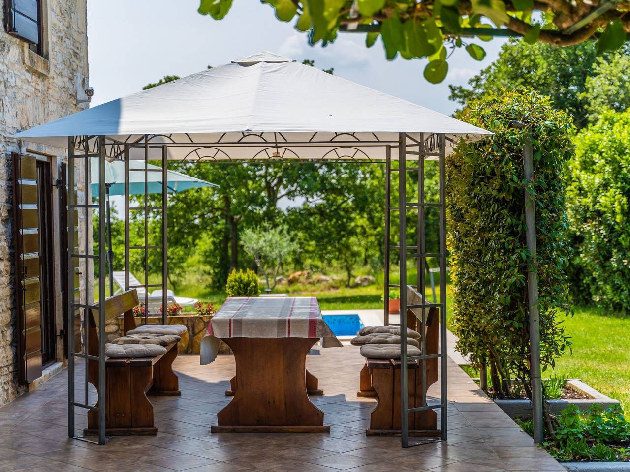 Schönes Haus mit großer grüner Umgebung, Pool in Barban, Südküste Istrien