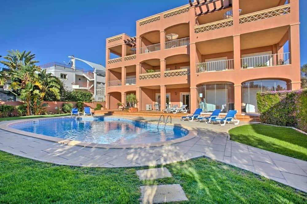 Ganze Wohnung, Apartment mit 2 Schlafzimmern, Meerblick und Pool, 220 m vom Strand entfernt in São Sebastião, Lagos
