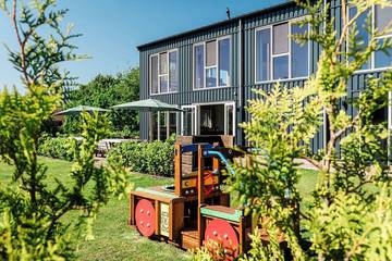 Ferienhaus für 42 Personen, mit Terrasse und Garten in Stede Broec
