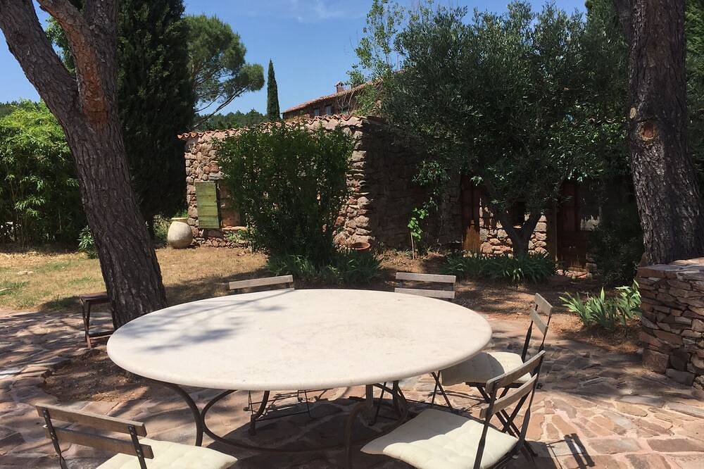 Two little romantic cottages in the middle of nature in Les Mayons, Draguignan region
