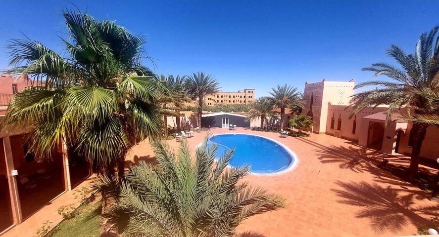 Hôtel pour 3 personnes, avec terrasse et jardin ainsi que piscine et vue, animaux acceptés
