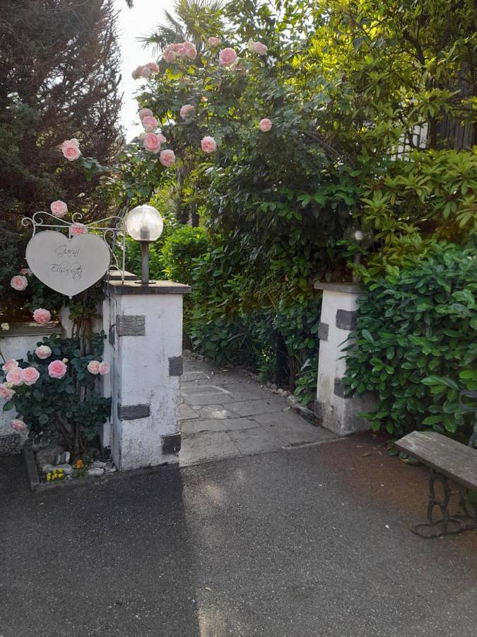 Casa de huéspuedes para 2 personas, con vistas además de jardín y piscina, Se admiten mascotas en Suiza