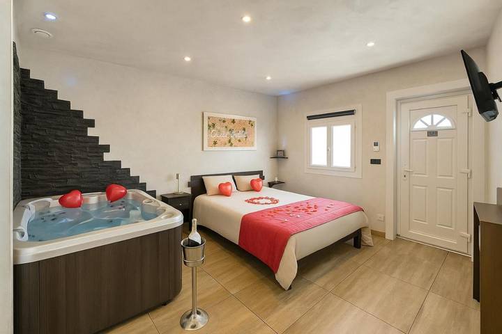 Gîte pour 2 personnes, avec terrasse et jacuzzi à Vitrolles - 3