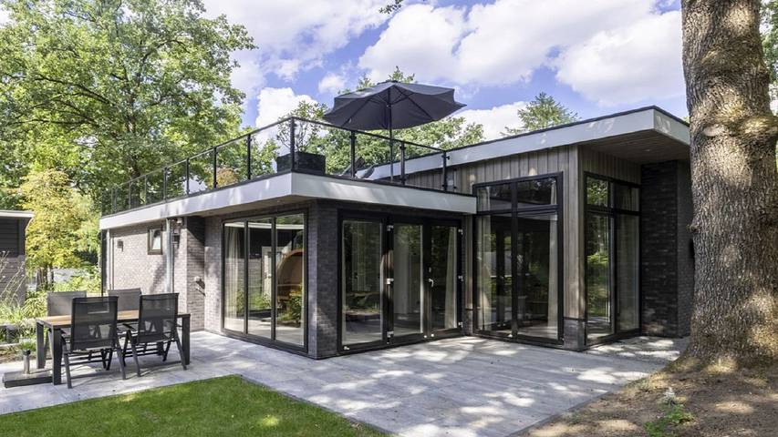 Chalet voor 4 personen, met zwembad en tuin in Hoenderloo