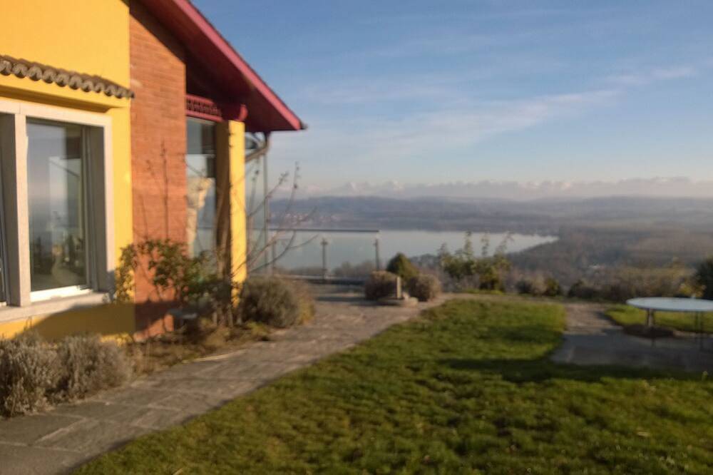 Cherry Tree Chambre d'Hôte & Swim-Spa in Vully-les-Lacs, Lake Neuchâtel
